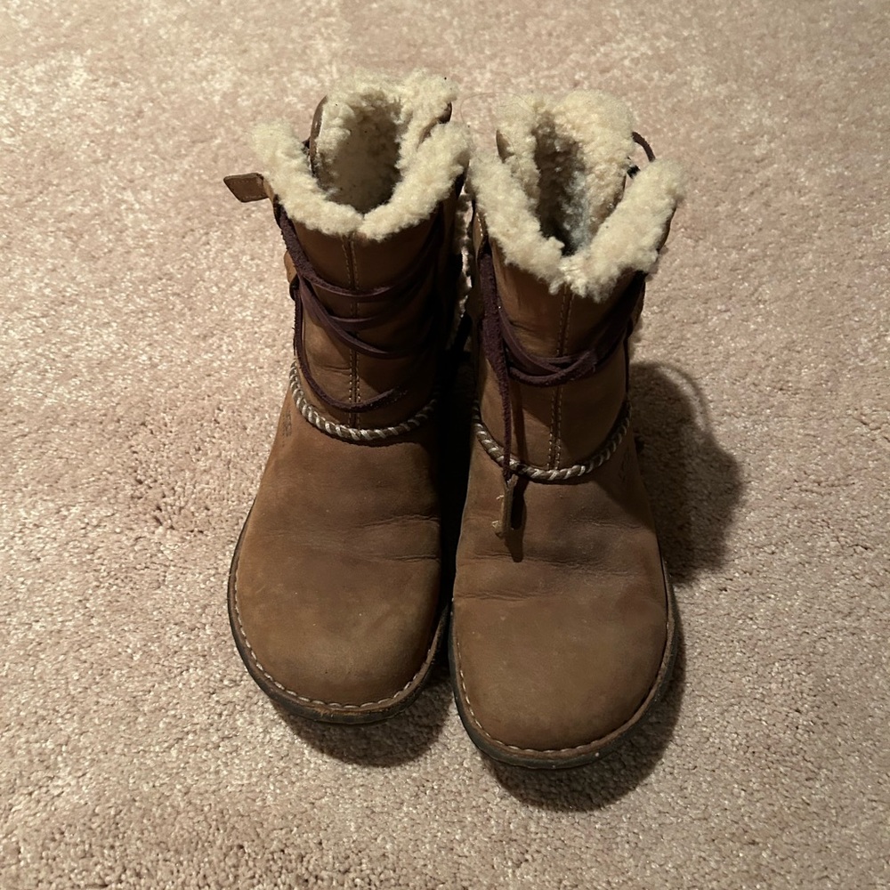 UGG Womens Caspia Lace-up Ankle Boots